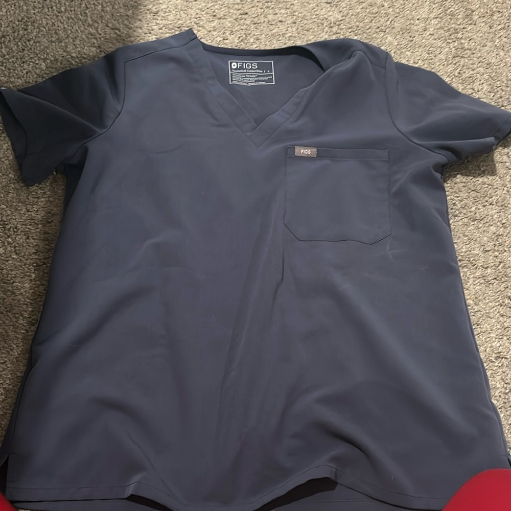 NWOT Figs Catarina One Pocket Scrub Top in Gray